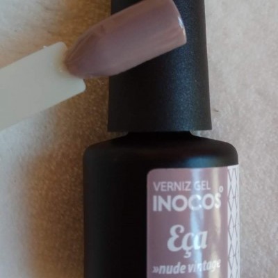 Frasco de verniz gel nude vintage da Inocos com amostra da cor