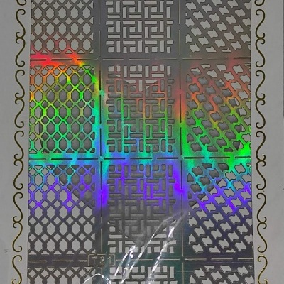 Stencil para unhas metálico holográfico com padrões geométricos em embalagem branca