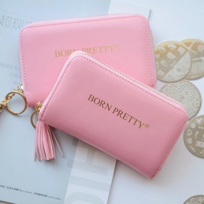 Duas carteiras cor-de-rosa com fecho zip, tassel e marca BORN PRETTY em dourado