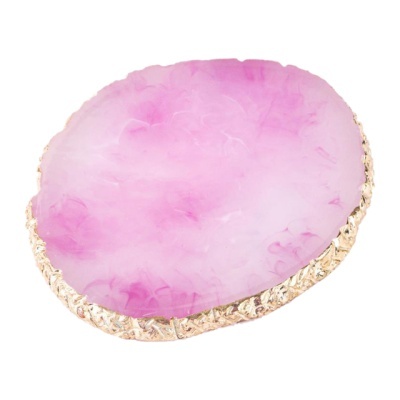 Prato decorativo redondo rosa com borda dourada irregular