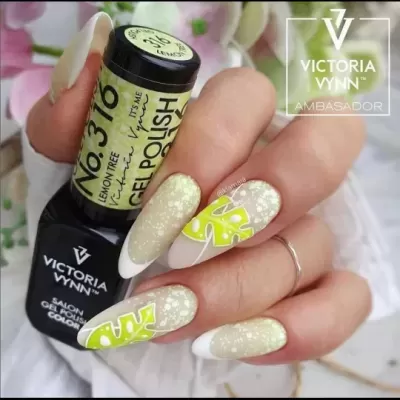 Verniz gel Victoria Vynn No. 316 Lemon Tree com unhas decoradas em tons creme, branco e amarelo