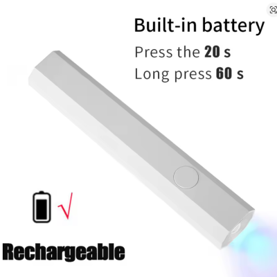 Lanterna portátil branca com botão circular e texto sobre bateria recarregável