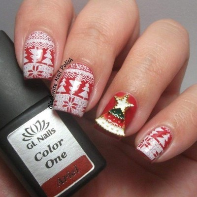 Unhas decoradas com tema natalício com verniz vermelho e branco e adesivo 3D de sino