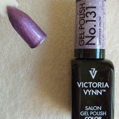 Frasco de verniz gel para unhas Victoria Vynn com amostra lilás brilhante.