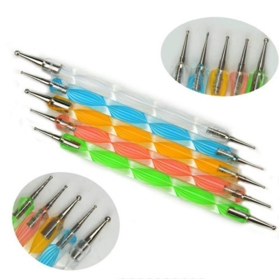 Conjunto colorido de ferramentas com pontas metálicas para decoração de unhas