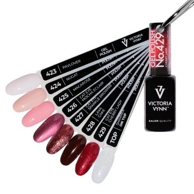 Amostras de vernizes gel Victoria Vynn em várias cores e caixa preta com logotipo