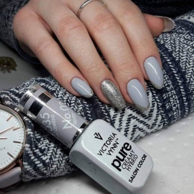 Unhas cinza e prateado segurando verniz Victoria Vynn Pure Hybrid