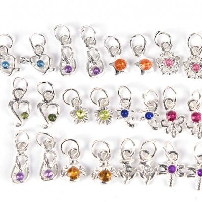 Conjunto de pendentes de prata com pedras coloridas em várias formas sobre fundo branco.