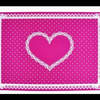 Tapete rosa com padrão de pontos brancos e coração central com borda rendada branca