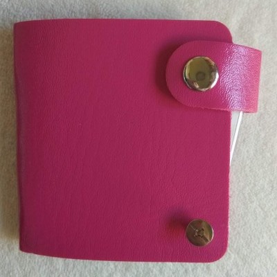 Carteira rosa quadrada em couro com fecho de aba e botões metálicos