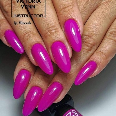 Unhas compridas pintadas com verniz gel violeta brilhante e frasco de verniz gel No. 006