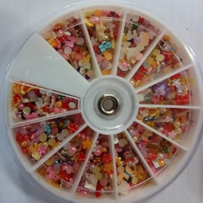 Caixa rotativa com ornamentos coloridos variados para decoração