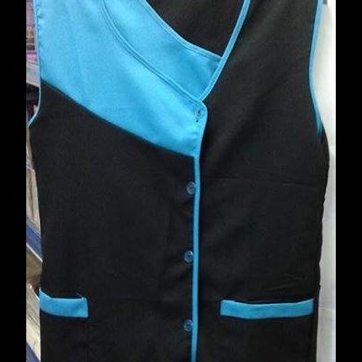 Casaco azul e preto sem mangas com botões e bolsos frontais.