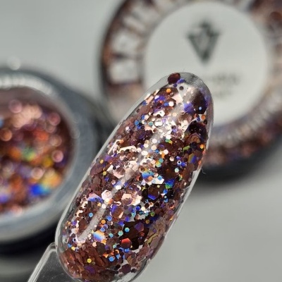 Amostra de verniz com glitter holográfico em suporte transparente e potes ao fundo