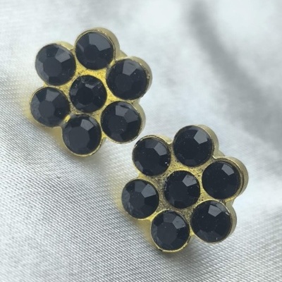 Brincos em flor com pedras pretas facetadas e base dourada