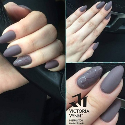 Mãos com unhas roxas foscas decoradas em relevo.