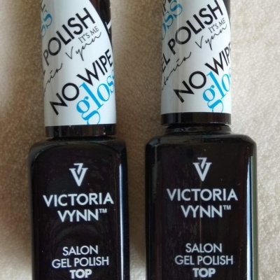 Dois frascos pretos de verniz gel para unhas VICTORIA VYNN com tampa preta e rótulo branco