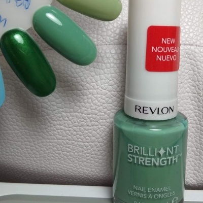 Frasco de verniz de unhas verde claro Revlon com amostras de cores verdes diferentes