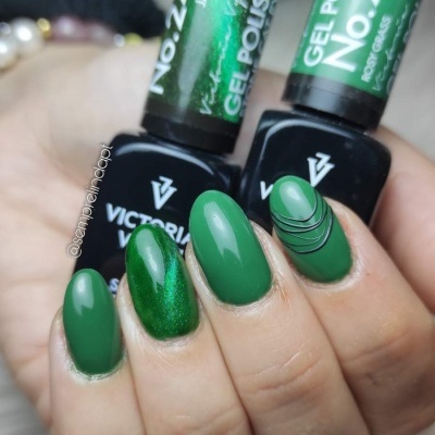 Unhas com verniz gel verde em vários tons e frascos de verniz gel VICTORIA VYNN