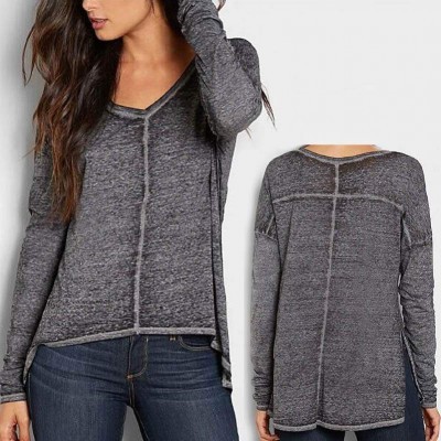 Sweatshirt cinzenta com costuras visíveis e decote em V vista de frente e de costas