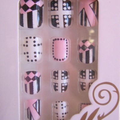 Unhas postiças adesivas WYNIE com padrão geométrico preto, branco e rosa