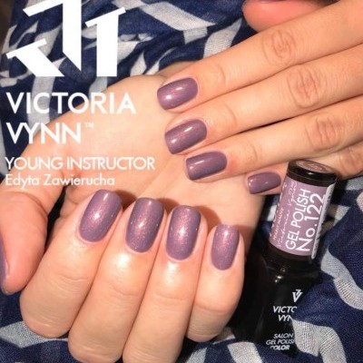 Unhas com esmalte roxo brilhante Victoria Vynn e frasco do verniz