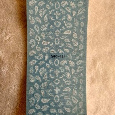 Folha azul com padrões rendilhados e motivos florais brancos