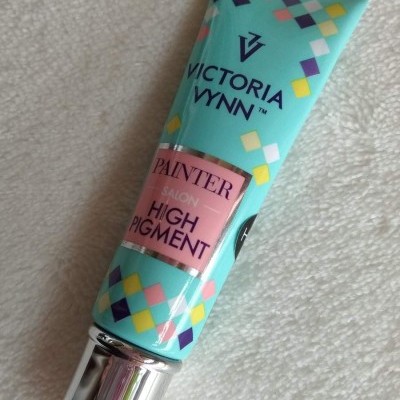 Tubo azul turquesa com tampa prateada e texto Victoria Vynn Painter Salon High Pigment