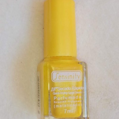 Esmalte de unhas amarelo Sensinity em frasco de vidro