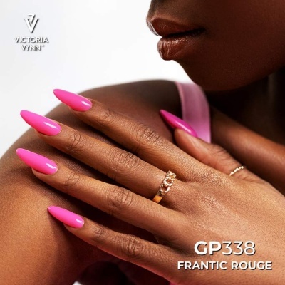Mão feminina com unhas rosa vivo e anel dourado, texto Victoria Vynn GP338 Frantic Rouge