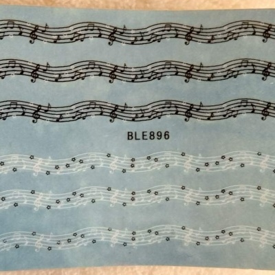 Decalques de pautas musicais em preto e branco sobre fundo azul claro