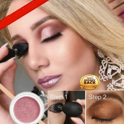 Mulher a aplicar sombra de olhos cor rosa com esponja preta perto do olho