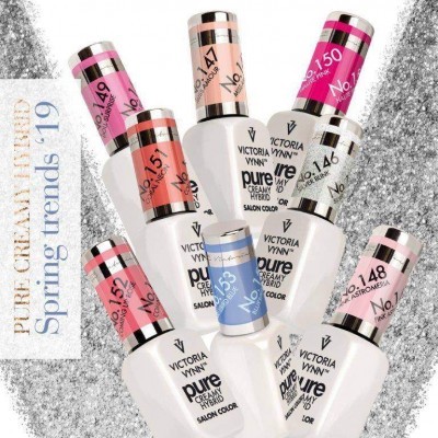 Oito frascos de verniz gel colorido VICTORIA VYNN Pure Cream Hybrid com números e nomes nas tampas coloridas sobre fundo branco e cinza