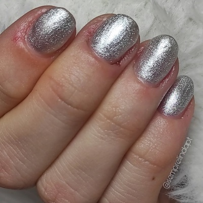 Unhas curtas pintadas com verniz metálico prateado brilhante