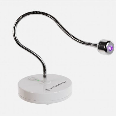 Luz LED com base branca redonda e braço flexível metálico prateado