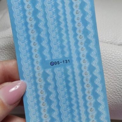 Cartela de autocolantes em padrão renda branca com detalhes dourados