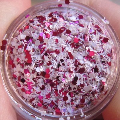 Pote com glitter decorativo colorido em tons de vermelho e branco