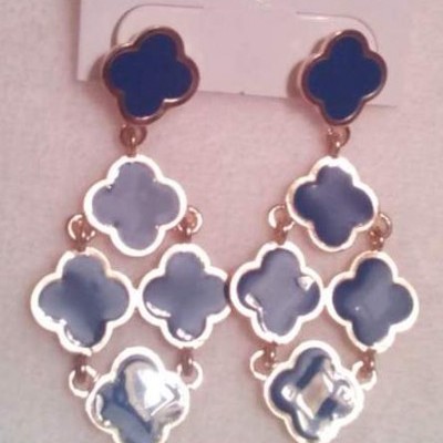 Brincos pendentes em forma de trevo com esmalte azul e cinza