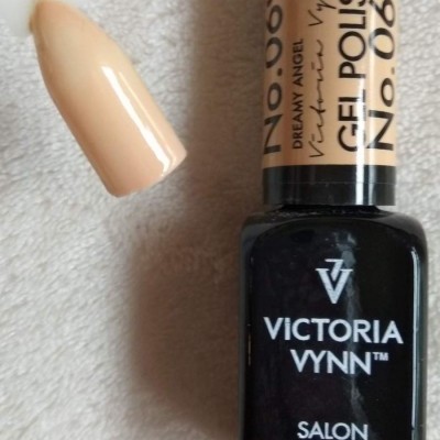 Verniz gel preto Victoria Vynn No. 069 com amostra bege claro