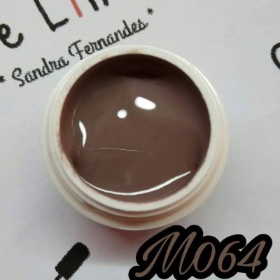 Pote branco aberto com gel castanho e texto M064 em fundo branco