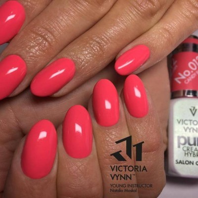 Unhas com verniz rosa e garrafa de verniz Victoria Vynn