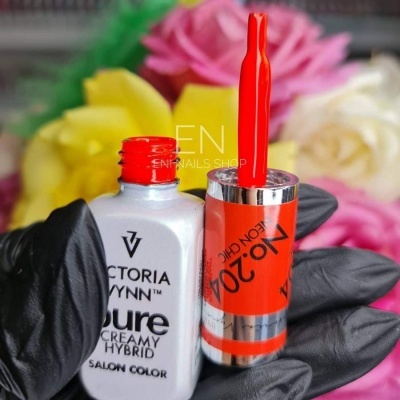 Frasco de verniz de gel branco com pincel vermelho e luva preta, flores ao fundo