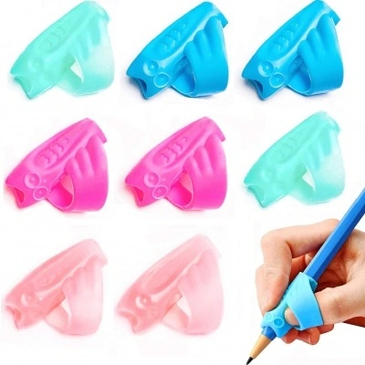 Adaptador para lápis, polegar Pegadores de lápis coloridos em silicone e mão a usar um pegador azul