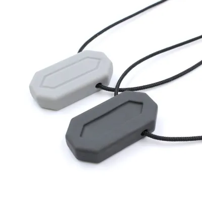 Mordedor em colar - ARK MiniBite™ (Cinza) Duas placas cinzento claro e escuro em colares com cordões pretos sobre fundo branco