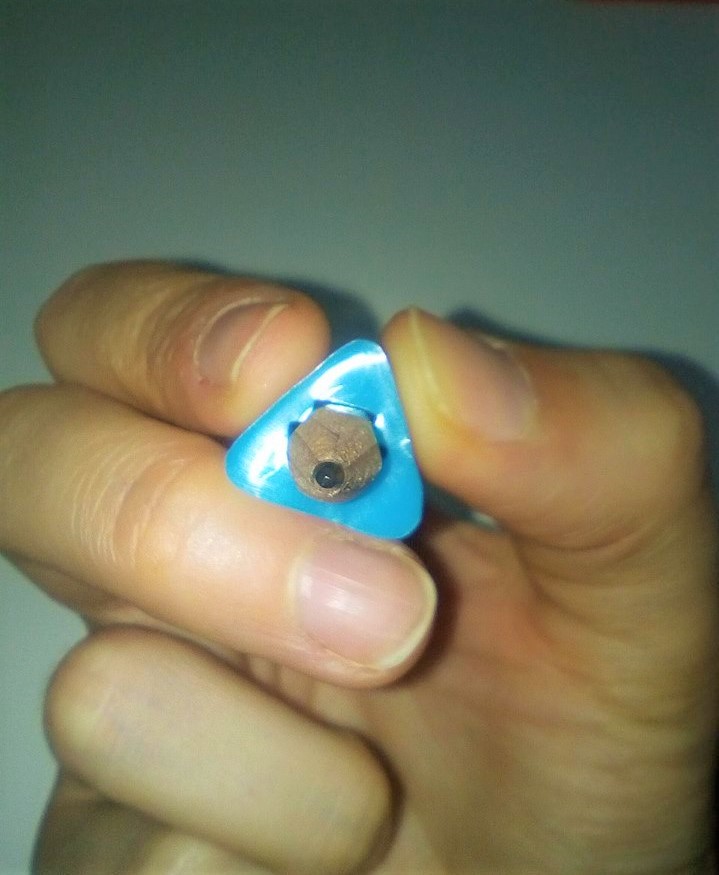 Adaptador para lápis triangular Lápis triangular azul numa mão com ponta por afiar