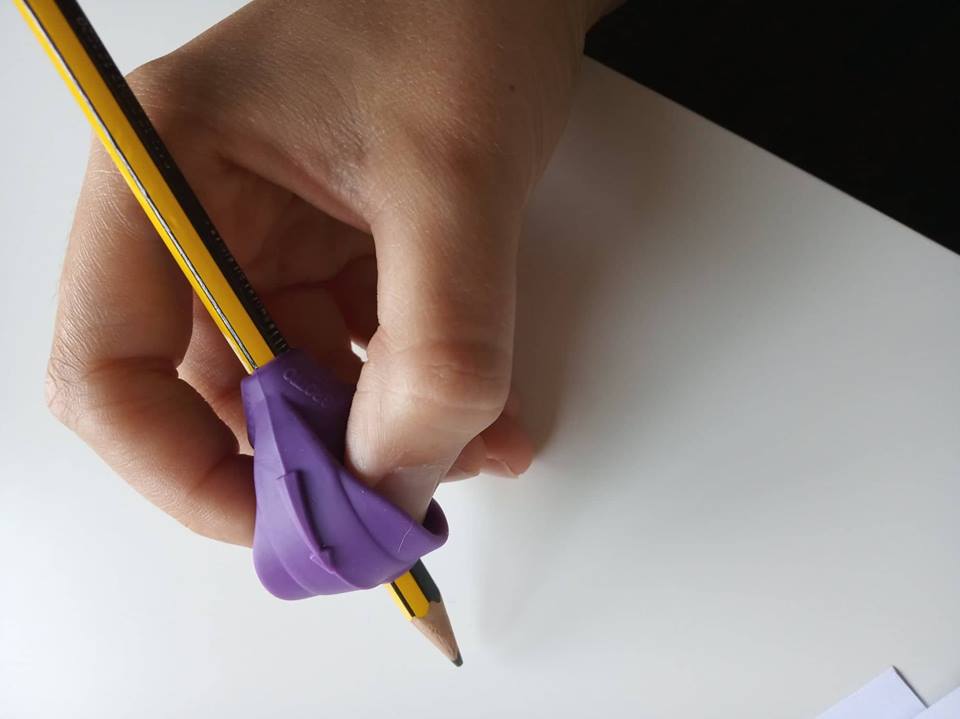Adaptador para lápis, grotto Mão segurando lápis amarelo com pega roxa em folha branca