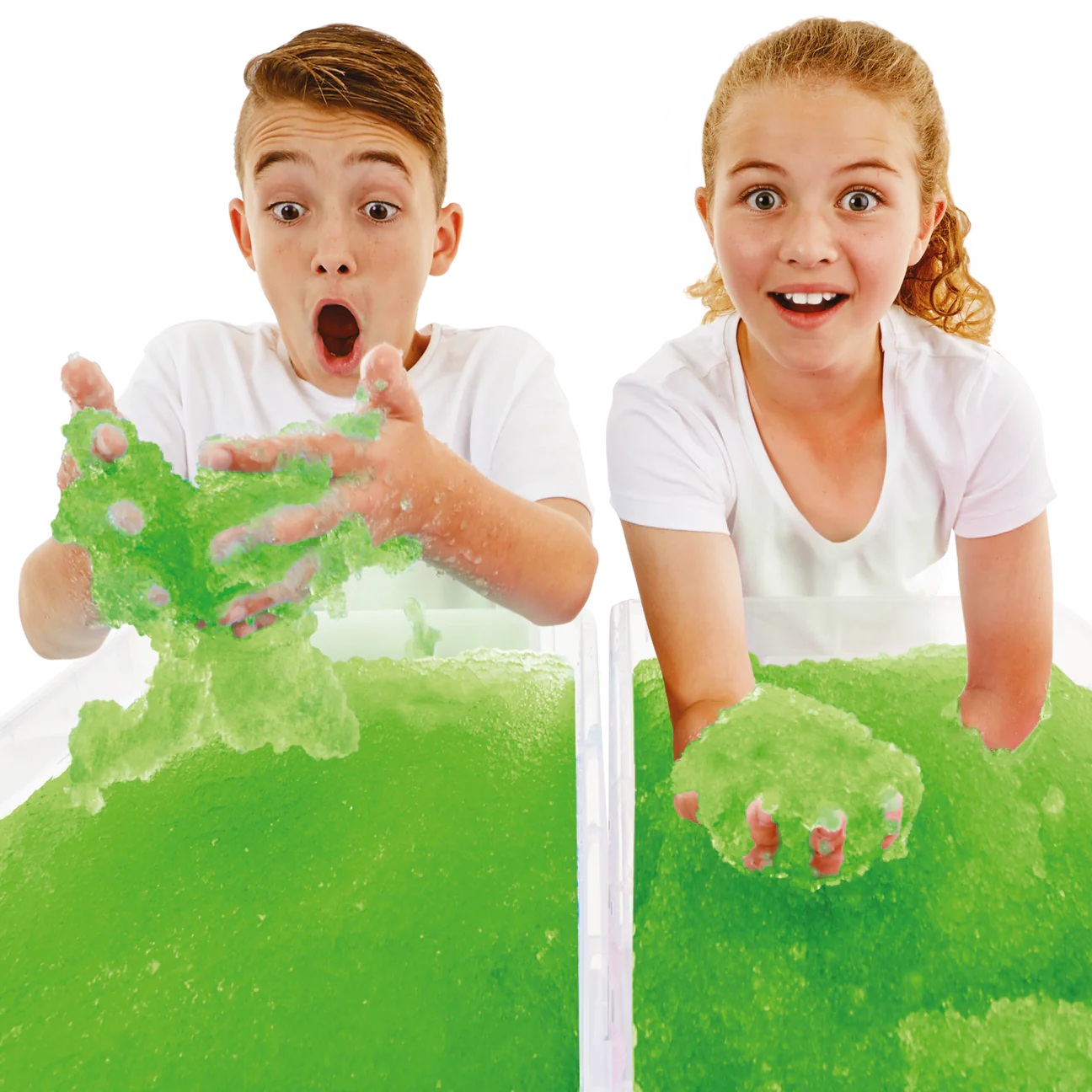 Gelli Play - Gelatina para exploração sensorial Crianças a brincar com gel verde translúcido em bacias brancas