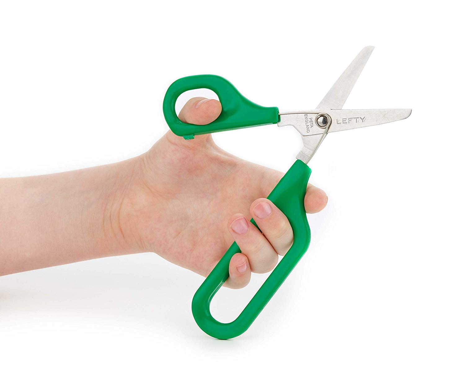 Tesoura alça alongada e abertura automática Tesoura de punho verde para canhotos segurada por uma mão sobre fundo branco