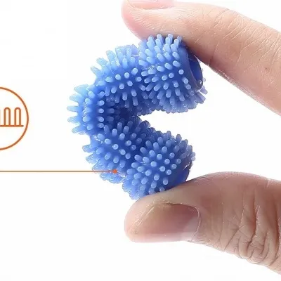 Adaptador para lápis texturizado Objeto azul flexível com textura pontiaguda segurado entre dois dedos