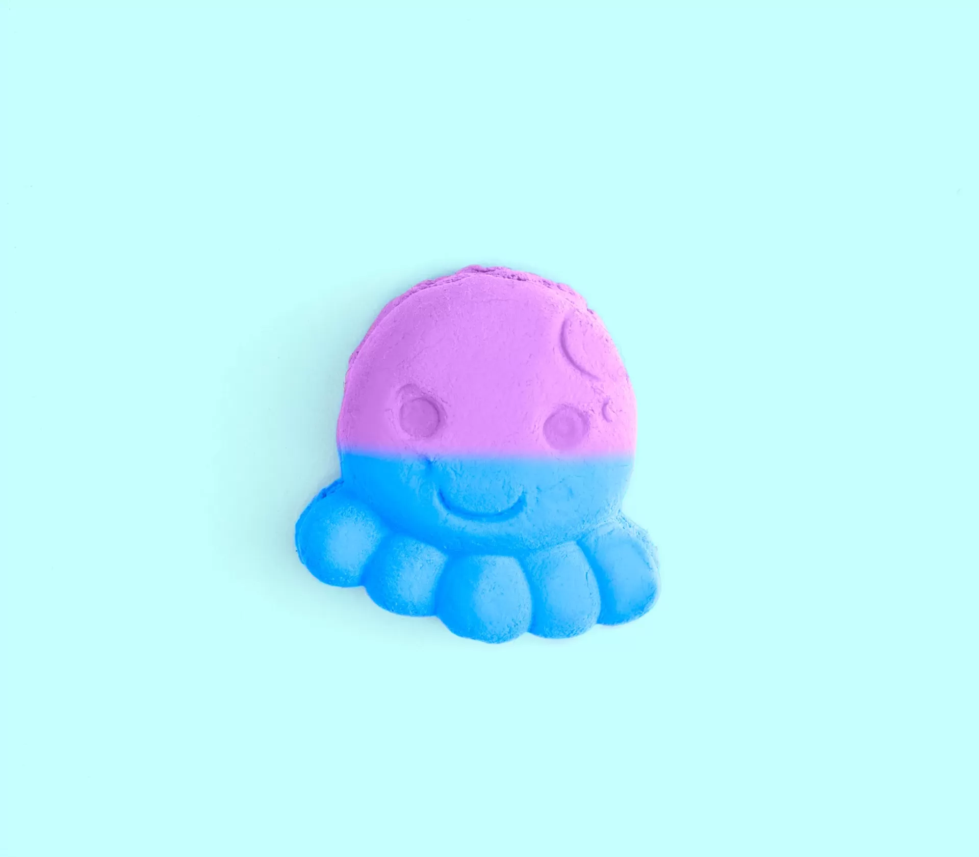 Baff Putty Massa de Moldar Flutuante Brinquedo de polvo azul e rosa sobre fundo azul claro